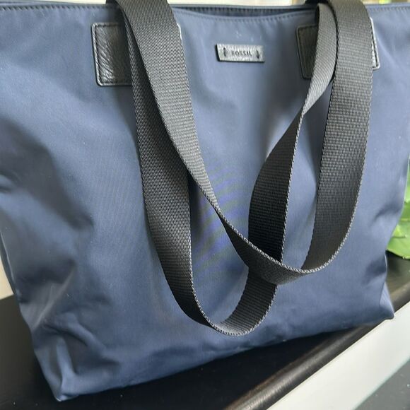 Fossil Navy Nylon Shoulder Tote Bag – Travel, Gym, Diaper Bag – Like New - Picture 2 of 10